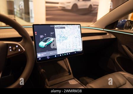 Elektronisches Display, Lenkrad, Tesla Elektroauto Modell 3 Innenraum, Highland Lichtleiste, Cockpit EV Technologien Autoherstellung, umweltfreundlich Stockfoto