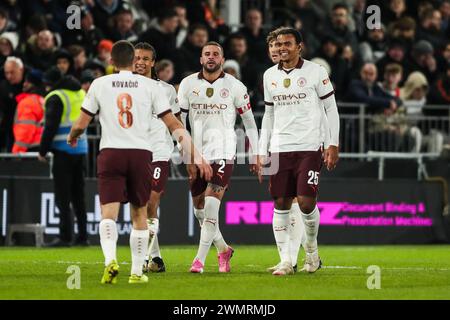 Luton, Großbritannien. Februar 2024. Manchester City's Kyle Walker (zweiter links) Manuel Akanji (rechts) feiert am 27. Februar 2024 in Kenilworth Road, Luton, England, Vereinigtes Königreich das vierte Tor des Spiels während des Spiels Luton Town FC gegen Manchester City FC Emirates FA Cup 5. Runde in der Kenilworth Road, Luton, England. Guthaben: Jede Zweite Media/Alamy Live News Stockfoto