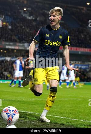 Anthony Gordon von Newcastle United feiert das erste Tor ihrer Mannschaft im Emirates FA Cup in der fünften Runde in Ewood Park, Blackburn. Bilddatum: Dienstag, 27. Februar 2024. Stockfoto