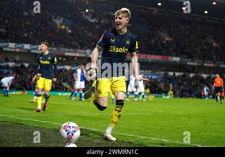 Anthony Gordon von Newcastle United feiert das erste Tor ihrer Mannschaft im Emirates FA Cup in der fünften Runde in Ewood Park, Blackburn. Bilddatum: Dienstag, 27. Februar 2024. Stockfoto