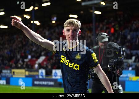 Anthony Gordon von Newcastle United feiert das erste Tor ihrer Mannschaft im Emirates FA Cup in der fünften Runde in Ewood Park, Blackburn. Bilddatum: Dienstag, 27. Februar 2024. Stockfoto