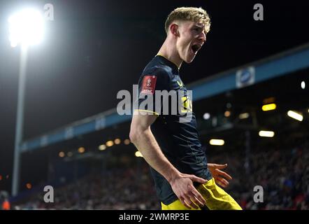 Anthony Gordon von Newcastle United feiert das erste Tor ihrer Mannschaft im Emirates FA Cup in der fünften Runde in Ewood Park, Blackburn. Bilddatum: Dienstag, 27. Februar 2024. Stockfoto