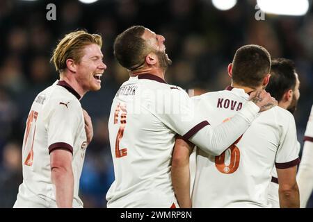 Luton, Großbritannien. Februar 2024. Kevin de Bruyne (links) Kyle Walker (Mitte) von Manchester City und Mateo Kovacic von Manchester City (rechts) feiern das sechste Tor des Spiels während des Spiels Luton Town FC gegen Manchester City FC Emirates FA Cup 5. Runde in Kenilworth Road, Luton, England. Großbritannien am 27. Februar 2024 Credit: Every Second Media/Alamy Live News Stockfoto