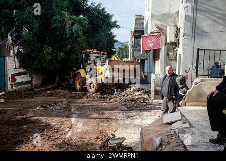 Tubas, Palästina. Februar 2024. Ein Bulldozer, der an der Stelle arbeitete, an der drei Palästinenser durch israelische Feuer im Flüchtlingslager Faraa nahe der Stadt West Bank getötet wurden. Israelische Truppen erschossen drei palästinensische Männer, darunter Daraghmeh, in der nördlichen Stadt Tubas. Quelle: SOPA Images Limited/Alamy Live News Stockfoto