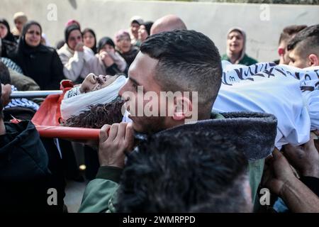 Tubas, Palästina. Februar 2024. (ANMERKUNG DER REDAKTION: Bild zeigt den Tod) palästinensische Trauernde tragen Mohammed Daraghmeh, 26 Jahre alt, einen Mitbegründer der lokalen Zweige der militanten Gruppe Islamischer Dschihad, während seiner Beerdigung in der Stadt West Bank. Israelische Truppen erschossen drei palästinensische Männer, darunter Daraghmeh, in der nördlichen Stadt Tubas. Quelle: SOPA Images Limited/Alamy Live News Stockfoto