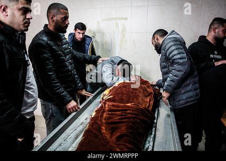 Tubas, Palästina. Februar 2024. (ANMERKUNG DER REDAKTION: Bild zeigt den Tod) Palästinenser trauern um einen von drei Männern, die von israelischen Truppen im Flüchtlingslager Faraa in der Leichenhalle in der Stadt West Bank getötet wurden. Israelische Truppen erschossen drei palästinensische Männer, darunter Daraghmeh, in der nördlichen Stadt Tubas. Quelle: SOPA Images Limited/Alamy Live News Stockfoto