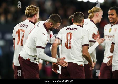 Luton, Großbritannien. Februar 2024. Kyle Walker von Manchester City (links) und Mateo Kovacic von Manchester City (rechts) feiern am 27. Februar 2024 das sechste Tor ihrer Mannschaft während des Spiels Luton Town FC gegen Manchester City FC Emirates FA Cup 5. Runde in Kenilworth Road, Luton, England, Großbritannien Guthaben: Jede Zweite Media/Alamy Live News Stockfoto