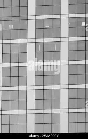 Abstraktes Foto der Fenster aus einem Gebäude in der Paulista Avenue, São Paulo Brasilien. Stockfoto