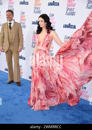 SANTA MONICA, KALIFORNIEN – 25. FEBRUAR: Chris Hardwick, Lydia Hearst nimmt am 25. Februar 2024 an den Film Independent Spirit Awards on the Beach Teil 2024 Stockfoto