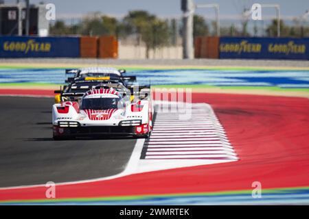 06 ESTRE Kevin (fra), LOTTERER Andre (ger), VANTHOOR Laurens (bel), Porsche Penske Motorsport, Porsche 963 #06, Aktion während des Prologs der FIA-Weltmeisterschaft 2024 vom 24. bis 26. Februar 2024 auf dem Losail International Circuit in Lusail, Katar Stockfoto