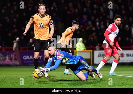 Torhüter Jack Stevens (1 cambridge united) machte sich am Dienstag, den 27. Februar 2024, im Lamex Stadium in Stevenage während des Spiels der Sky Bet League 1 zwischen Stevenage und Cambridge United. (Foto: Kevin Hodgson | MI News) Credit: MI News & Sport /Alamy Live News Stockfoto