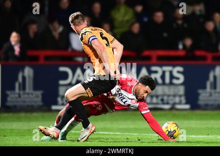 Michael Morrison (5 Cambridge United)fordert Jamie Reid (19 Stevenage) während des Spiels der Sky Bet League 1 zwischen Stevenage und Cambridge United im Lamex Stadium, Stevenage, am Dienstag, den 27. Februar 2024 heraus. (Foto: Kevin Hodgson | MI News) Credit: MI News & Sport /Alamy Live News Stockfoto