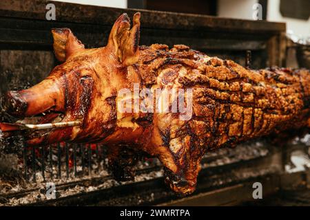 Detaillierte Ansicht der Haut eines gerösteten Schweins am Spieß Stockfoto