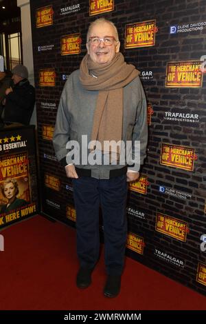 London, Großbritannien. Februar 2024. Christopher Biggins besucht die Presseveranstaltung des Merchant of Venice 1936 im Criterion Theatre in London. Quelle: SOPA Images Limited/Alamy Live News Stockfoto