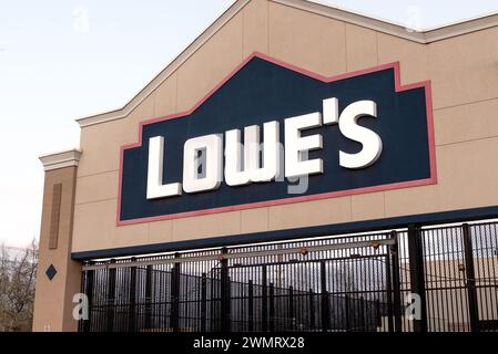 Toronto, ON, Kanada - 20. August 2023: Sehen Sie sich das Lowe's Store Sign in Toronto an Stockfoto