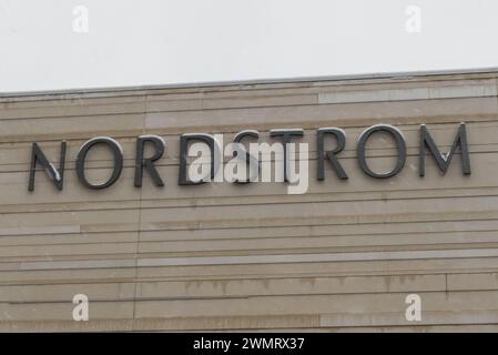 Toronto, ON, Kanada - 30. August 2023: Blick auf das Nordstrom-Schild in Amerika Stockfoto
