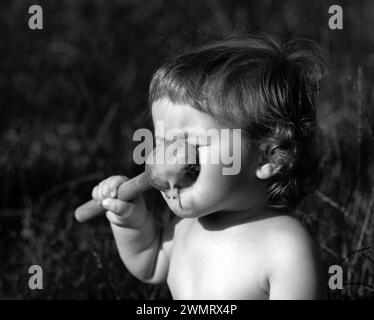Lachend essen Baby Mädchen mit schmutzigem Gesicht. Stockfoto
