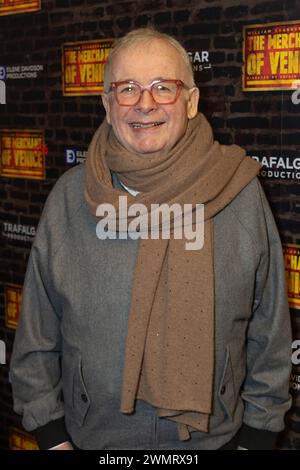 London, Großbritannien. Februar 2024. Christopher Biggins besucht die Presseveranstaltung des Merchant of Venice 1936 im Criterion Theatre in London. (Foto: Phil Lewis/SOPA Images/SIPA USA) Credit: SIPA USA/Alamy Live News Stockfoto