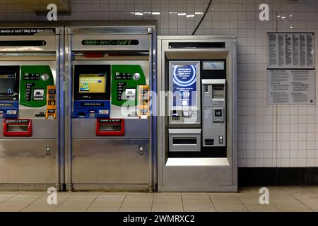 Ein OMNY-Ticketautomat für die NYC-U-Bahn neben einer Metrocard und einem einfachen Ticketautomat an einer U-Bahn-Station in New York City Stockfoto