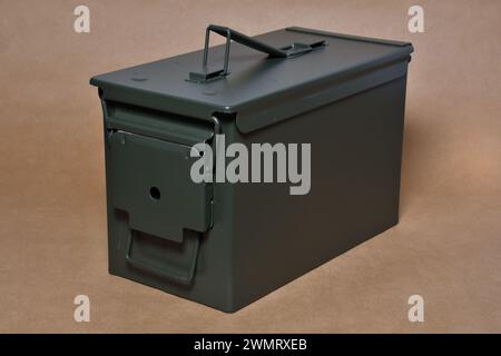Militärische Munition, grüne Metallbox mit geschlossenem Deckel Stockfoto