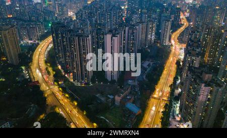 CHONGQING, CHINA - 27. FEBRUAR 2024 - ein Luftbild zeigt eine Gruppe von Hochhäusern im zentralen Bezirk von Chongqing, China, 27. Februar Stockfoto