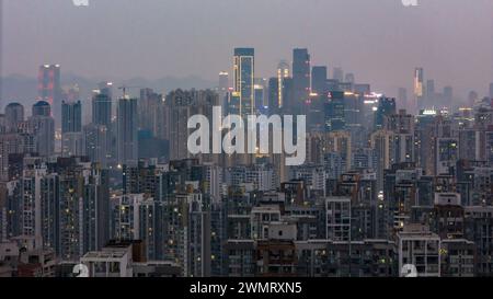 CHONGQING, CHINA - 27. FEBRUAR 2024 - ein Luftbild zeigt eine Gruppe von Hochhäusern im zentralen Bezirk von Chongqing, China, 27. Februar Stockfoto