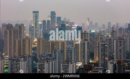 CHONGQING, CHINA - 27. FEBRUAR 2024 - ein Luftbild zeigt eine Gruppe von Hochhäusern im zentralen Bezirk von Chongqing, China, 27. Februar Stockfoto