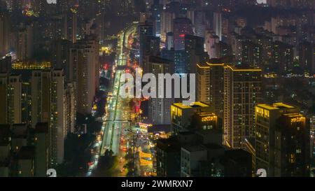 CHONGQING, CHINA - 27. FEBRUAR 2024 - ein Luftbild zeigt eine Gruppe von Hochhäusern im zentralen Bezirk von Chongqing, China, 27. Februar Stockfoto