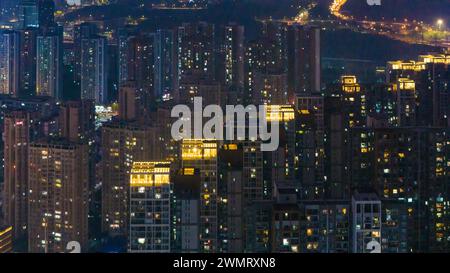 CHONGQING, CHINA - 27. FEBRUAR 2024 - ein Luftbild zeigt eine Gruppe von Hochhäusern im zentralen Bezirk von Chongqing, China, 27. Februar Stockfoto