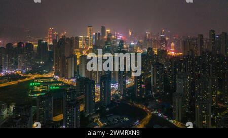 CHONGQING, CHINA - 27. FEBRUAR 2024 - ein Luftbild zeigt eine Gruppe von Hochhäusern im zentralen Bezirk von Chongqing, China, 27. Februar Stockfoto