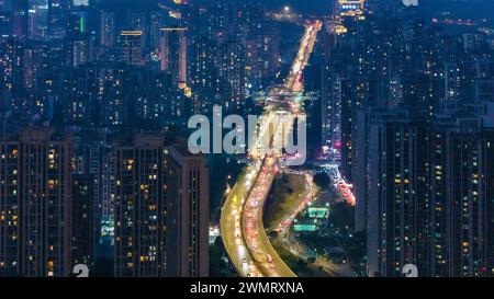 CHONGQING, CHINA - 27. FEBRUAR 2024 - ein Luftbild zeigt eine Gruppe von Hochhäusern im zentralen Bezirk von Chongqing, China, 27. Februar Stockfoto