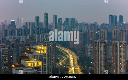 CHONGQING, CHINA - 27. FEBRUAR 2024 - ein Luftbild zeigt eine Gruppe von Hochhäusern im zentralen Bezirk von Chongqing, China, 27. Februar Stockfoto