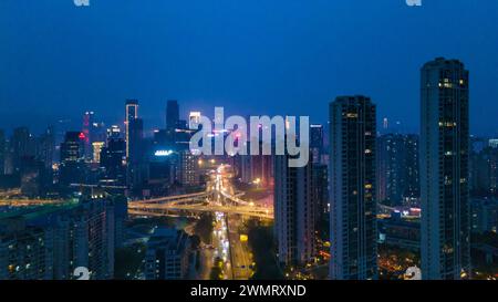 CHONGQING, CHINA - 27. FEBRUAR 2024 - ein Luftbild zeigt eine Gruppe von Hochhäusern im zentralen Bezirk von Chongqing, China, 27. Februar Stockfoto