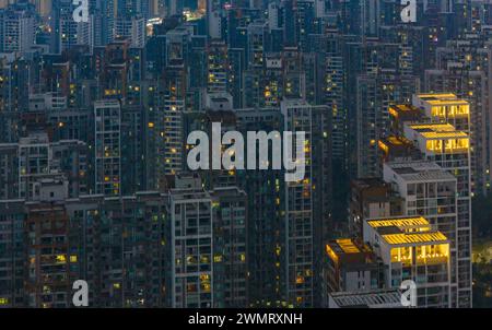 CHONGQING, CHINA - 27. FEBRUAR 2024 - ein Luftbild zeigt eine Gruppe von Hochhäusern im zentralen Bezirk von Chongqing, China, 27. Februar Stockfoto