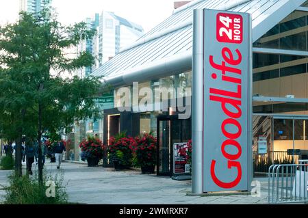 Toronto, ON, Kanada – 23. August 2023: Sehen Sie sich das Goodlife Fitness Company-Schild an Stockfoto