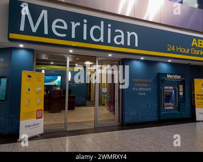 Toronto, ON, Kanada - 17. Februar 2023: Sehen Sie sich das Logo der Meridian Bank in der Innenstadt von Toronto an Stockfoto