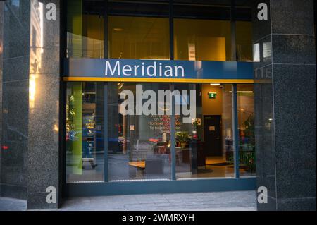 Toronto, ON, Kanada - 17. Februar 2023: Sehen Sie sich das Logo der Meridian Bank in der Innenstadt von Toronto an Stockfoto