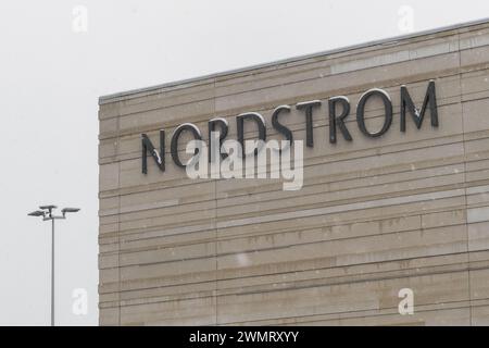 Toronto, ON, Kanada - 30. August 2023: Blick auf das Nordstrom-Schild in Amerika Stockfoto