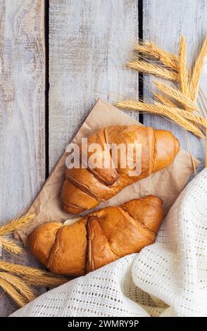 Frisch gebackene, goldbraune französische Croissants. Köstliche süße Croissants Konzept. Traditionelles hausgemachtes französisches Gebäck zum Frühstück. Croissant für puf Stockfoto