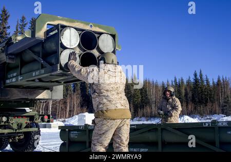 US-Marines mit Fox Battery, 2. Bataillon, 14. Marine-Regiment, 4. Marine-Division, Marine Forces Reserve führen während der Übung Arctic Edge 2024 am 23. Februar 2024 eine simulierte Nachladung auf einem High Mobility Artillery Rocket System (HIMARS) durch. Als Teil der Fähigkeiten der Marine Air-Ground Task Force (MAGTF) trägt das HIMARS-Waffensystem erheblich zur Energieprojektion und zur präzisen Feuerunterstützung der MAGTF für Marines in verschiedenen Szenarien, einschließlich in arktischen Umgebungen, bei, wodurch die Gesamteffizienz und Vielseitigkeit verbessert werden. Arctic Edge 2024 (AE24) IS Stockfoto