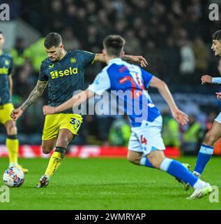 Ewood Park, Blackburn, Großbritannien. Februar 2024. FA Cup Fünfte Runde Fußball, Blackburn Rovers gegen Newcastle United; Bruno Guimaraes von Newcastle United schlägt den Ball in Richtung Blackburns Tor. Credit: Action Plus Sports/Alamy Live News Stockfoto