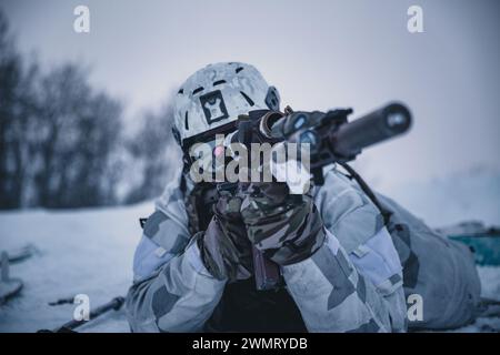 Ein Green Beret, der der 10. Special Forces Group (Airborne) zugewiesen wurde, übt Schießpositionen während des Cold Weather Trainings in den Bergen in Colorado am 11. Januar 2024 aus. In dieser Praxis müssen grüne Berets die besten Positionen für Aufnahmen in anspruchsvollen Umgebungen mit Gefrierpunkt finden. (Foto der US-Armee von Stabsleiter Luis Solorio) Stockfoto