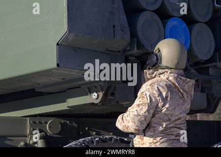 Ein U.S. Marine mit Fox Battery, 2nd Battalion, 14th Marine Regiment, 4th Marine Division, Marine Forces Reserve führt eine simulierte Nachladung auf einem High Mobility Artillery Rocket System (HIMARS) während der Übung Arctic Edge 2024 auf der Eielson Air Force Base, Alaska, 23. Februar 2024 durch. Als Teil der Fähigkeiten der Marine Air-Ground Task Force (MAGTF) trägt das HIMARS-Waffensystem erheblich zur Energieprojektion und zur präzisen Feuerunterstützung der MAGTF für Marines in verschiedenen Szenarien, einschließlich in arktischen Umgebungen, bei, wodurch die Gesamteffizienz und Vielseitigkeit verbessert werden. Arctic Edge 2024 (AE24) i Stockfoto