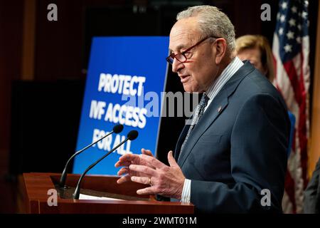 Washington, Usa. Februar 2024. Chuck Schumer (D-NY) spricht auf einer Pressekonferenz über die Sicherung des IVF-Zugangs im US-Kapitol. Quelle: SOPA Images Limited/Alamy Live News Stockfoto