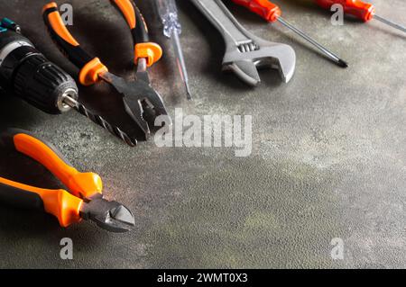 Verschiedene Reparaturwerkzeuge, Hardware-Materialien, Bohrer, Hammer, Zangen, Schraubendreher, Schraubenschlüssel Stockfoto