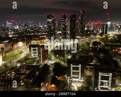 Aus der Luft des Deansgate Square Manchester UK in der blauen Zone kurz vor Sonnenaufgang. Deansgate Square South Tower, Stockfoto