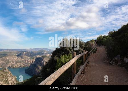 Der Wanderweg führt zum Schloss Chirel auf dem Hügel und bietet an einem schönen sonnigen Morgen einen Blick auf den Stausee Cortes de Pallas. Cortes de Pallas Stockfoto