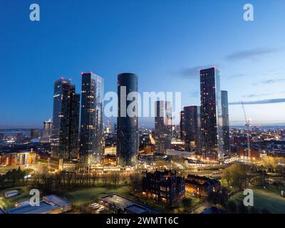 Aus der Luft des Deansgate Square Manchester UK in der blauen Zone kurz vor Sonnenaufgang. Deansgate Square South Tower, Stockfoto