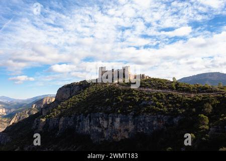 Blick auf das Schloss von Chirel, das sich an einem sonnigen Tag auf einem Hügel befindet. Cortes de Pallas - Valencia - Spanien Stockfoto