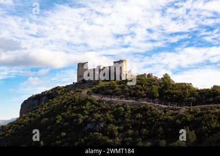 Blick auf die Burg von Chirel auf einem Hügel. Cortes de Pallas - Valencia - Spanien Stockfoto